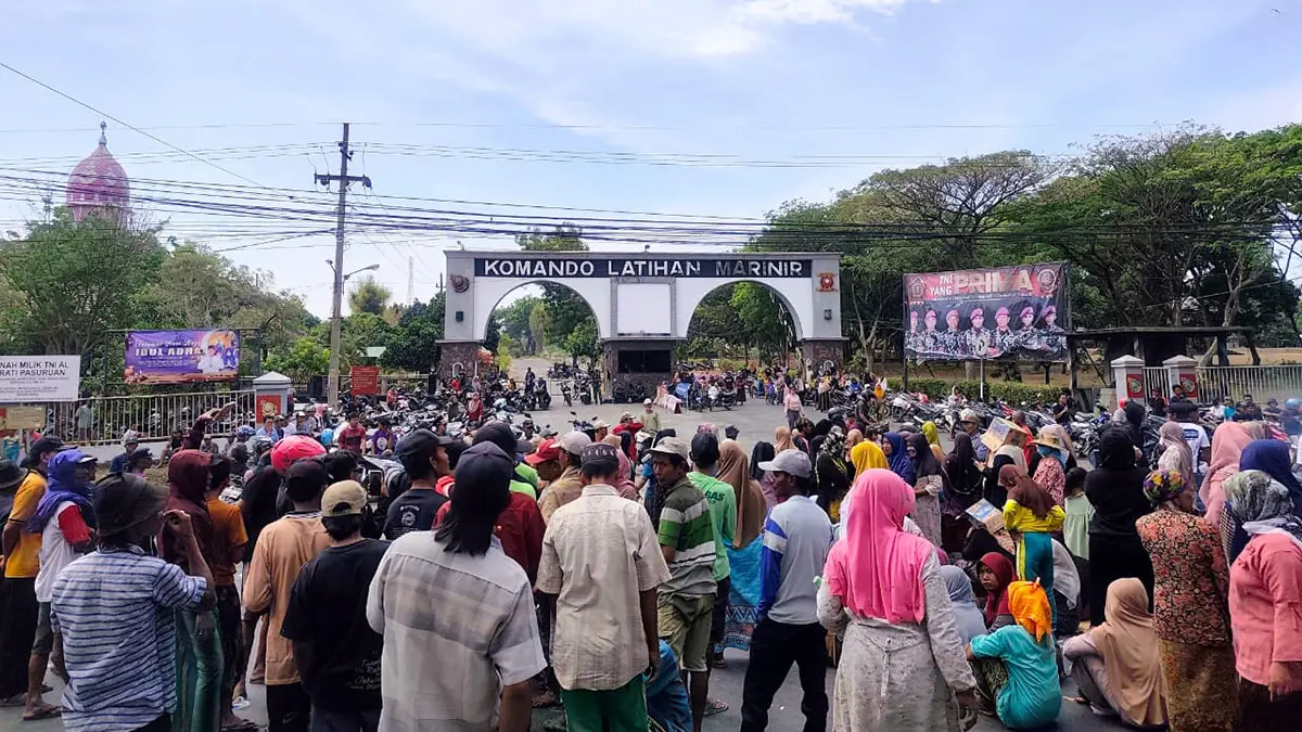 Warga Alastlogo, Lekok, Kabupaten Pasuruan saat memblokade jalur pantura dan melurug Makolatmar Grati, Pasuruan (23/7). (Mokhamad Zubaidillah/ Radar Bromo)