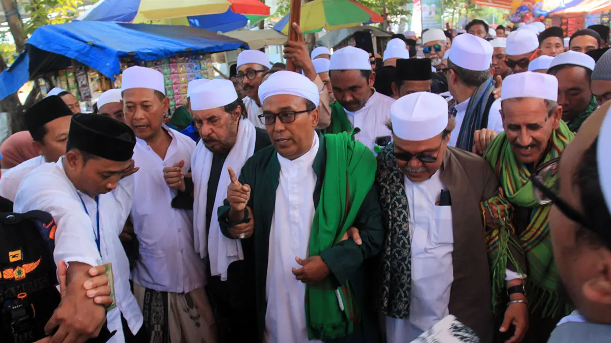 Al Habib Abdul Qodir bin Muhammad Shodiq Al Hamid menuju lokasi haul pada pelaksanaan Haul Habib Husein ke-41 pada 2025. (Jamaludin/ Radar Bromo)