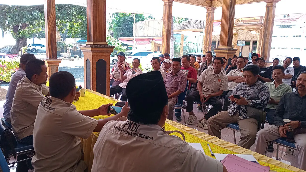 KONSOLIDASI: Peserta Rakor antusias menyimak Penjelasan Pengurus DPC PKDI Kabupaten Probolinggo, di Balai Desa Kedungdalem, Jumat (24/7).