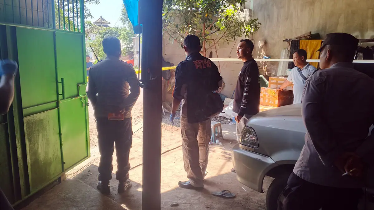 PENGECEKAN: Petugas kepolisian saat melakukan penyelidikan dengan mendatangi lokasi terjadinya aksi pencurian. 