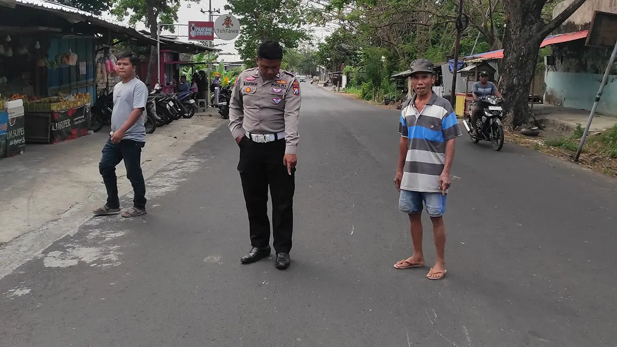Petugas kepolisian melakukan olah TKP kecelakaan maut di jalur Bangil-Sukorejo, Desa Glagahsari, Sukorejo. 