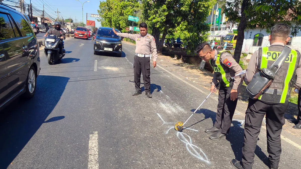 Petugas Satlantas saat melakukan olah TKP laka maut di kawasan simpang tiga Pegadaian Purwosari, Kabupaten Pasuruan. 