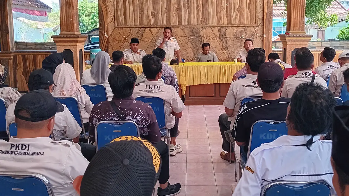 RAKOR: Ketua DPC PKDI Kabupaten Probolinggo Sanemo, SH (berdiri) saat memimpin Rapat Kordinasi di Balai Desa Kedungdalem, Jumat (24/7). Para kades siap kawal program program budidaya ikan KKP, 