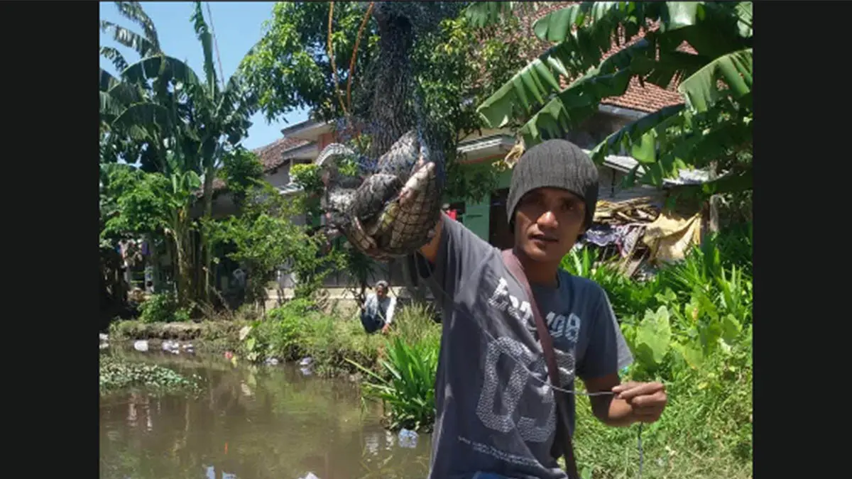 AIR TAWAR: Anjas menunjukkan ikan nila hasil memanciongnya dari sebuah sungai di sekitar wilayah Pilang, Kota Probolinggo. (Foto: Anjas for Jawa Pos Radar Bromo)