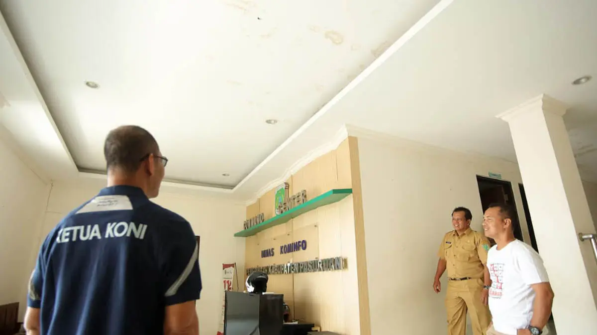 BALIK KANTOR LAWAS: Ketua KONI Kabupaten Pasuruan bersama jajarannya saat menata kantor baru di sekitar GOR Anoraga di kompleks perkantoran pemkab di Raci, Bangil. (Foto: M Zubaidillah/Jawa Pos Radar Bromo)