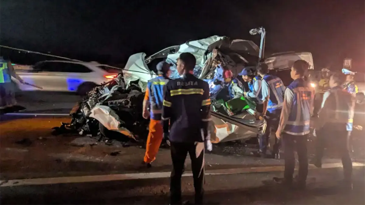 Kondisi Toyota Hiace usai menabrak truk di Tol Malang-Pandaan masuk Lawang, Kabupaten Malang. 