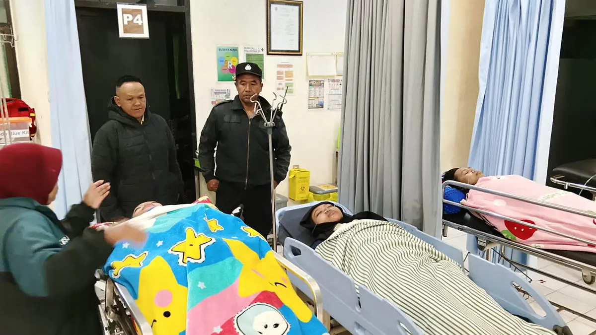 LEMAS: Mahasiswi yang keracunan mendapat perawatan medis di Puskesmas Tosari Jumat (24/7). (Foto: Polsek Tosari for Jawa Pos Radar Bromo)