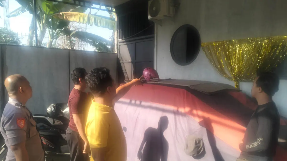 OLAH TKP: Sejumlah anggota Polsek Keboncandi Polres Pasuruan Kota, melakukan olah TKP di rumah AT yang dibobol maling. (POLRES PASURUAN KOTA FOR JAWA POS RADAR BROMO)
