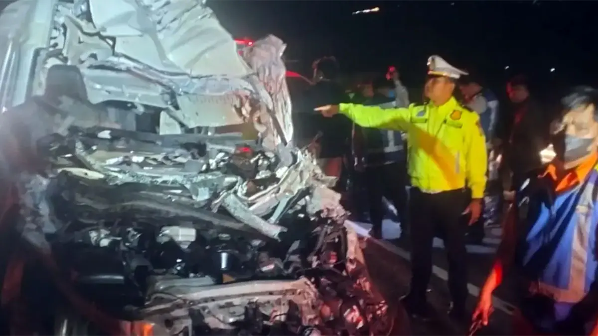 RINGSEK: Kondisi mobil Toyota Hiace usai menabrak truk di tol Pandaan-Malang masuk Lawang, Kabupaten Malang. 