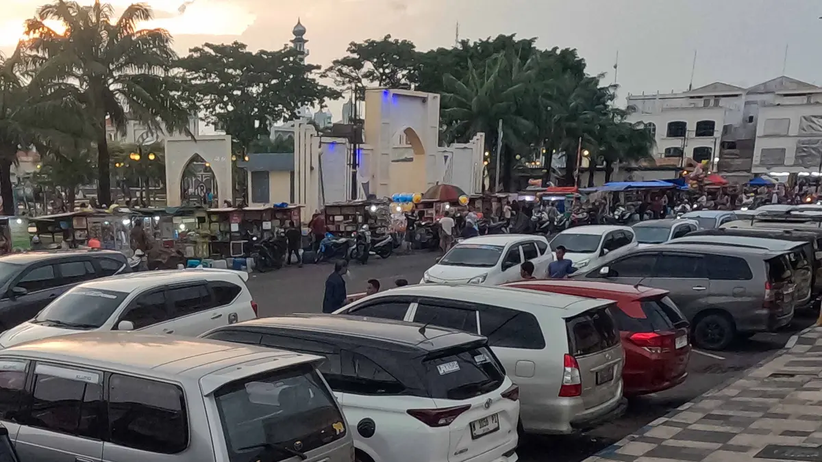 SUMBER PAD: Sejumlah kendaraan parkir di sekitar Alun-Alun Kota Pasuruan. (MOKHAMMAD ZUBAIDILLAH/JAWA POS RADAR BROMO.)