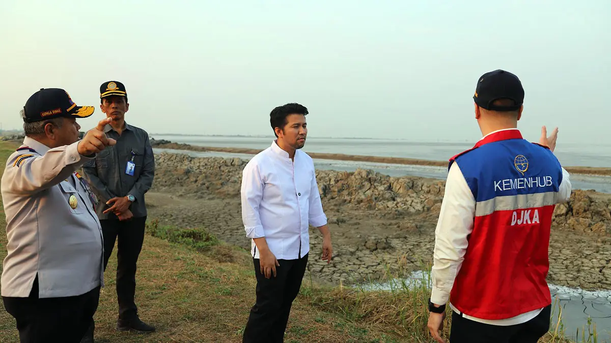TINJAU: Wakil Gubernur Jawa Timur Emil Elestianto Dardak bersama Kepala Balai Teknik Perkeretaapian (BTP) Kelas I Surabaya Direktorat Jenderal Perkeretaapian (DJKA) Kementerian Perhubungan Denny Michels Adlan saat meninjau titik rembesan lumpur di tanggul 10D, Desa Siring, Kecamatan Porong, Kabupaten Sidoarjo, (23/7). (Istimewa) 