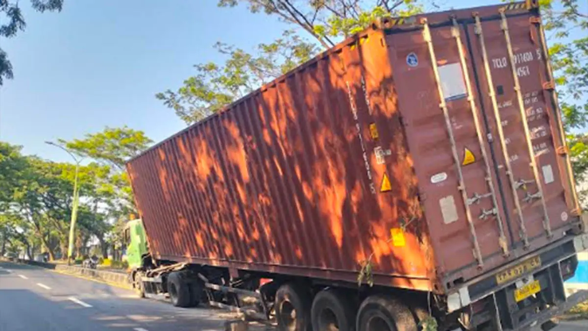 APES: Kontainer yang tabrak median hingga naik pembatas di jalan nasional ruas Surabaya - Malang, Desa Suwayuwo, Kecamatan Sukorejo. (Foto: Rizal F Syatori/Jawa Pos Radar Bromo)