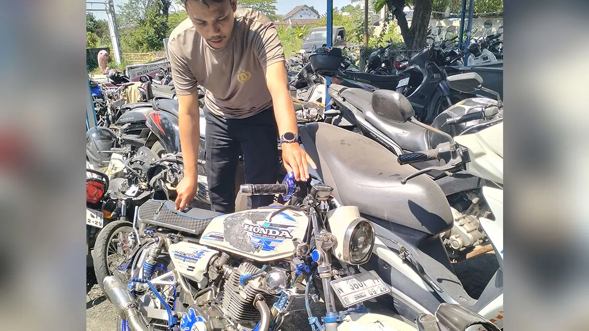 BARANG BUKTI: Motor Honda GL 100 milik korban diamankan usai menabrak tugu taman bambu runcing dan keris di Pandaan, Kabupaten Pasuruan, Minggu dinihari (26/7).