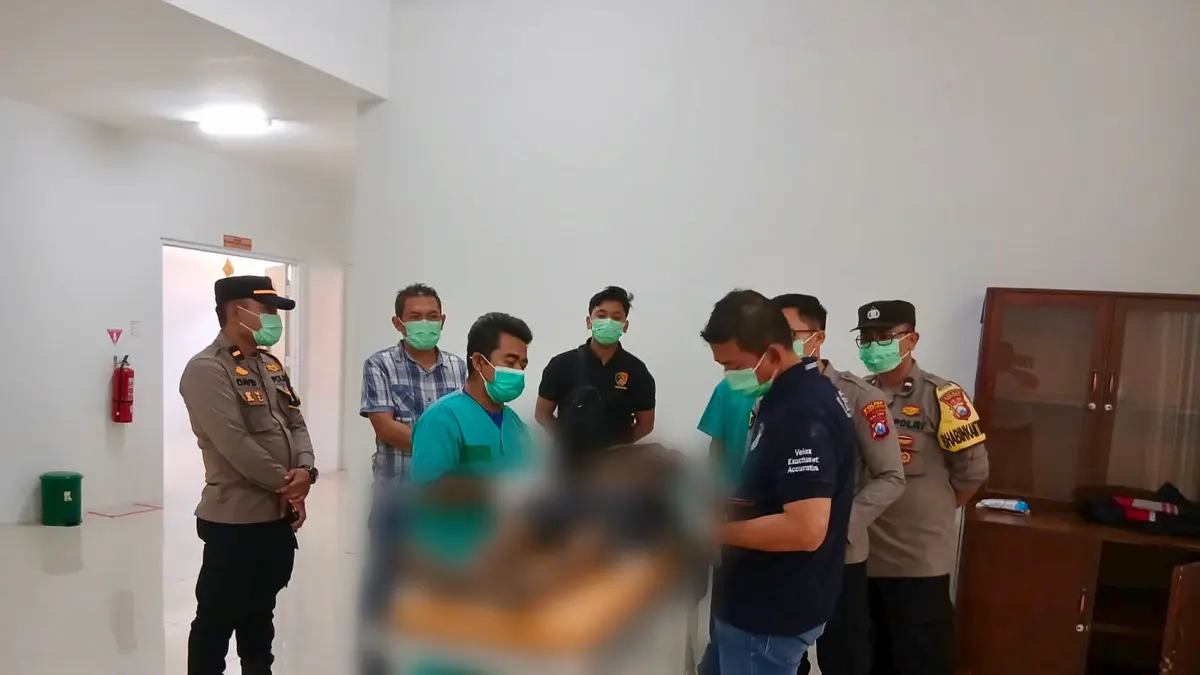 TANPA IDENTITAS: Petugas mengidentifikasi jenazah pria tak dikenal yang meninggal di Dusun Kampung Baru, Desa Sukodadi, Kecamatan Paiton. (POLSEK PAITON FOR JAWA POS RADAR BROMO)