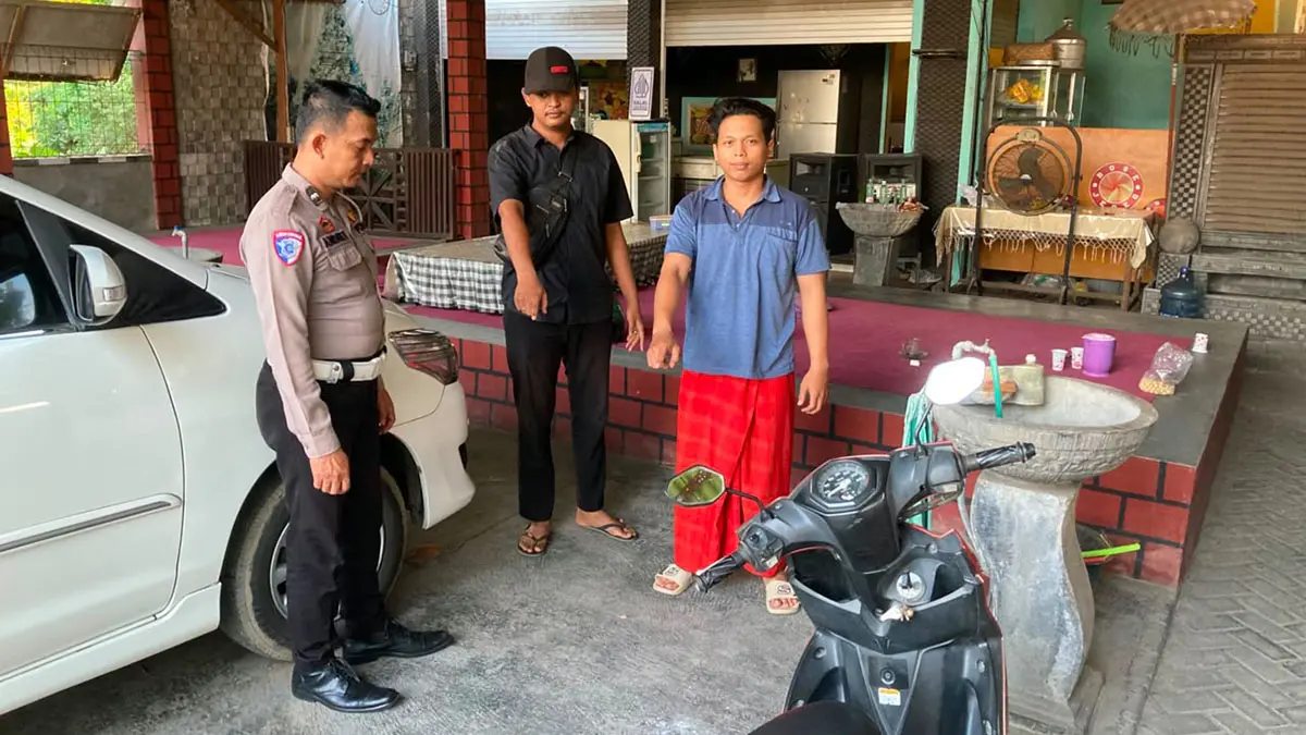 TKP: Petugas saat mendatangi lokasi kejadian motor Yamaha NMAX yang dicuri kawanan maling, Minggu dinihari (26/7). 
