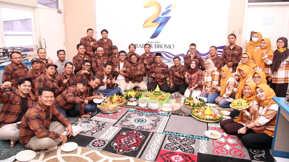 SEDERHANA TAPI PENUH MAKNA: Seluruh jajaran Jawa Pos Radar Bromo saat menggelar tasyakuran HUT ke-27 dengan cara sederhana. Di hari ulang tahunnya, Jawa Pos Radar Bromo mendapat banyak kiriman tumpeng dan kue dari kolega dan pembaca. (Mokhamad Zubaidillah/ Radar Bromo)