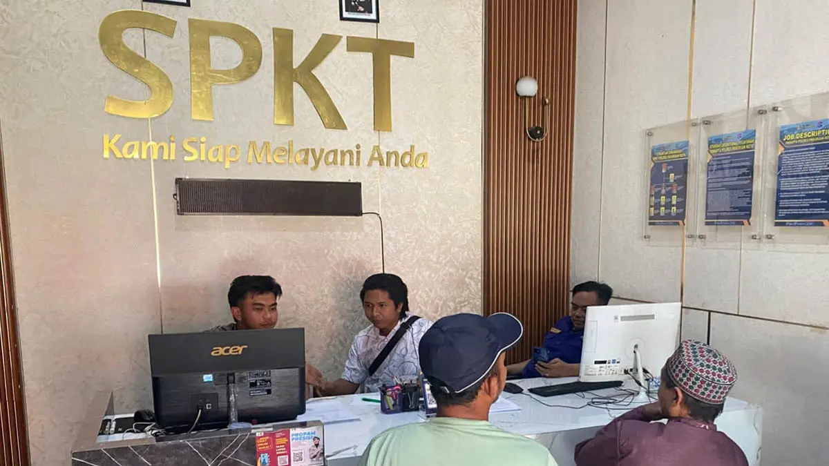 BAWA JALUR HUKUM:&nbsp;Korban saat melapor ke Polres Pasuruan kota beberapa waktu lalu. (Foto: Polres Pasuruan Kota for Jawa Pos Radar Bromo)