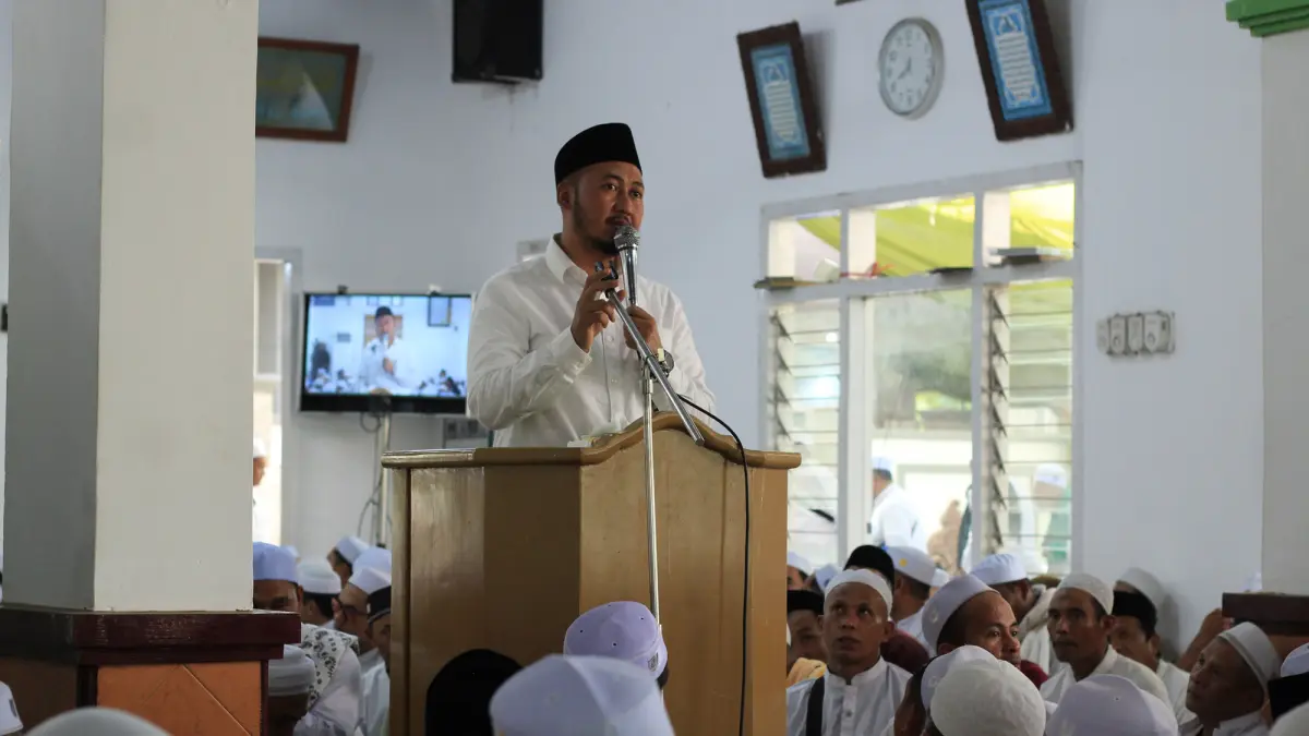 CERAMAH: Ketua PCNU Kota Kraksaan K.H. Hafidzul Hakiem Noer, mengajak seluruh jemaah meluruskan niat menghadiri haul sebagai bentuk ikhtiar untuk berdoa.