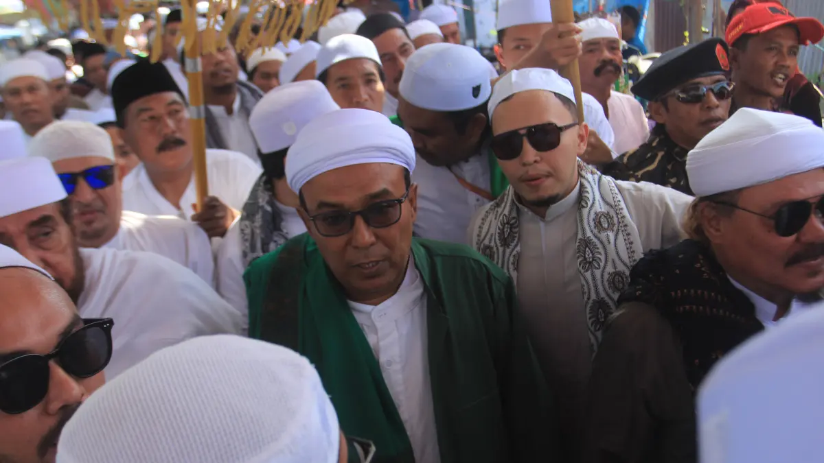 DIKAWAL: Pengasuh Ponpes Islam Al Habib Muhammad Shodiq Ahlussunnah Wal Jamaah Habib Abdul Qodir bin Muhammad Shodiq bin Husein Al Hamid bersama rombongan menuju lokasi haul.