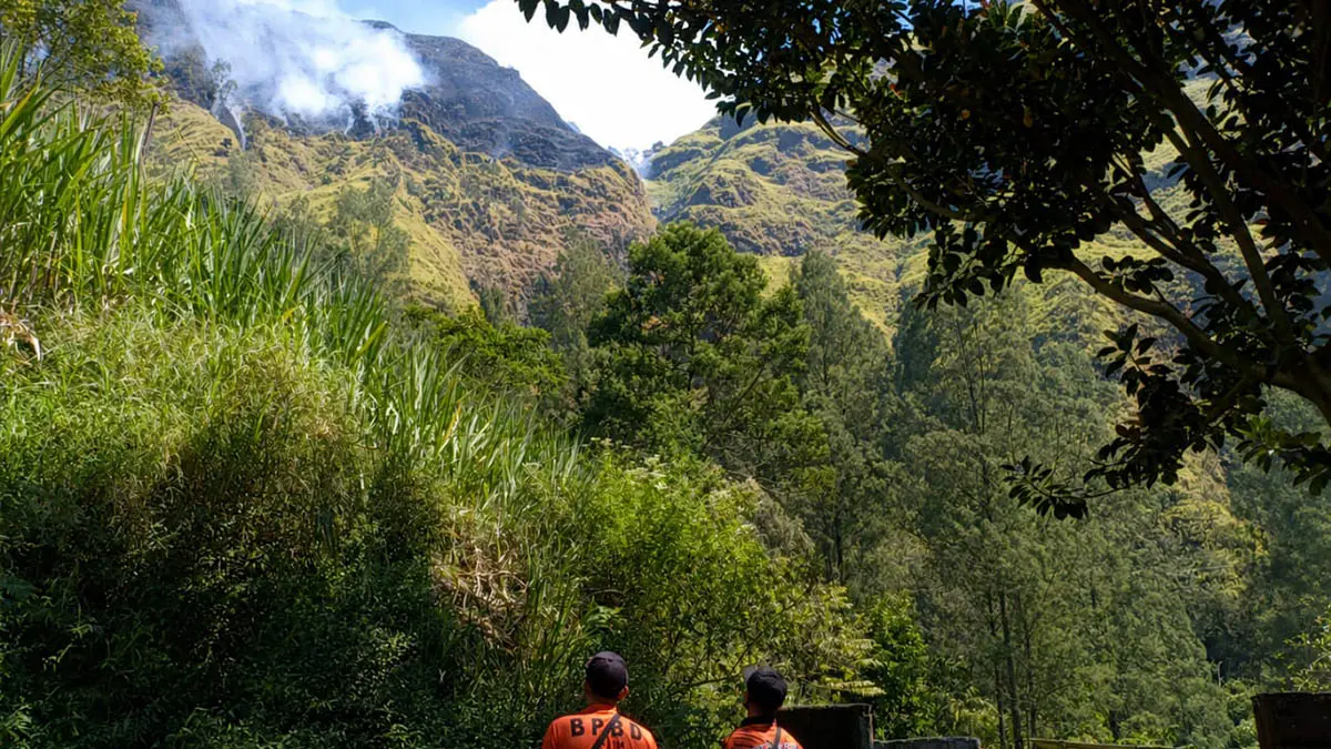DIPANTAU: Personel BPBD Kabupaten Probolinggo saat melakukan pemantauan kebakaran lahan Perhutani di Gunung Ringgit, Desa Sapikerep, Kecamatan Sukapura yang makin meluas sampai Minggu (26/7). (Foto: BPBD for Jawa Pos Radar Bromo)