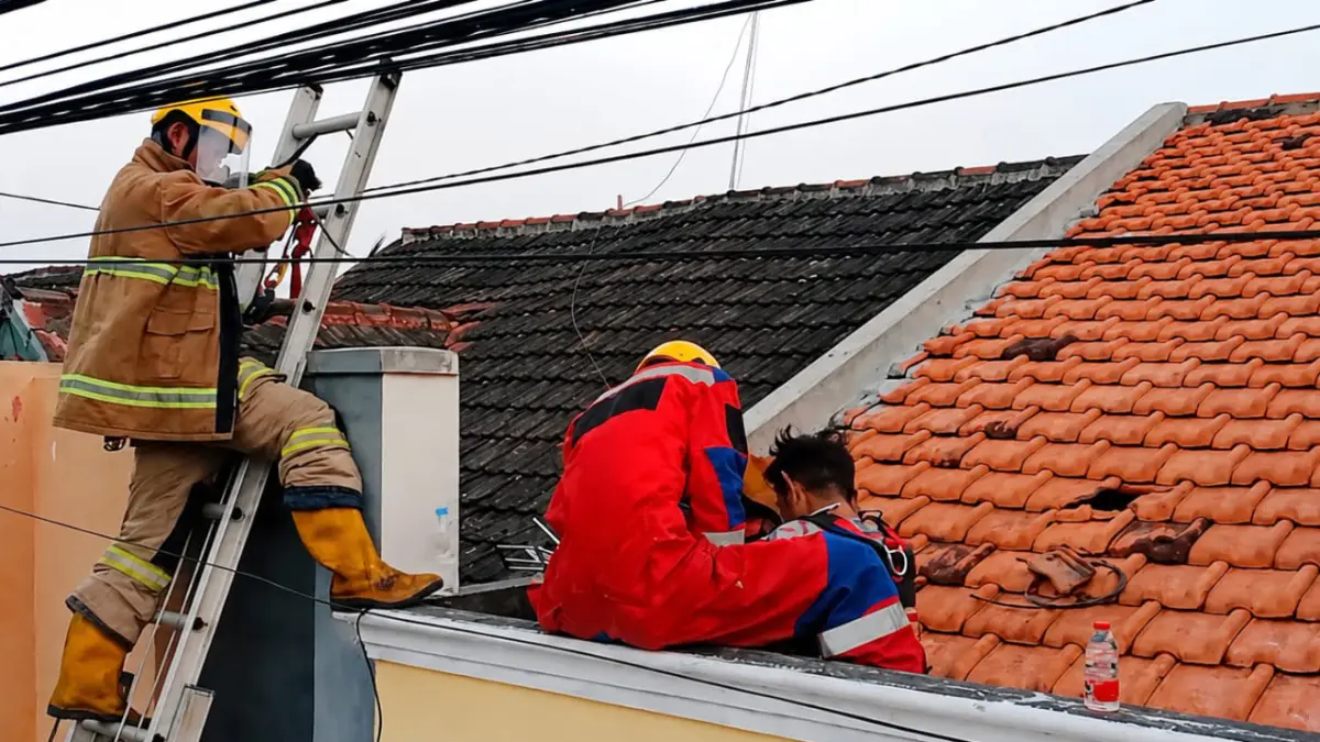 EVAKUASI: Tim Damkar Kabupaten Probolinggo mengevakuasi Bambang, warga Desa Pabean, Kecamatan Dringu, Sabtu (25/7) petang.&nbsp;(DAMKAR KABUPATEN PROBOLINGGO FOR JAWA POS RADAR BROMO)