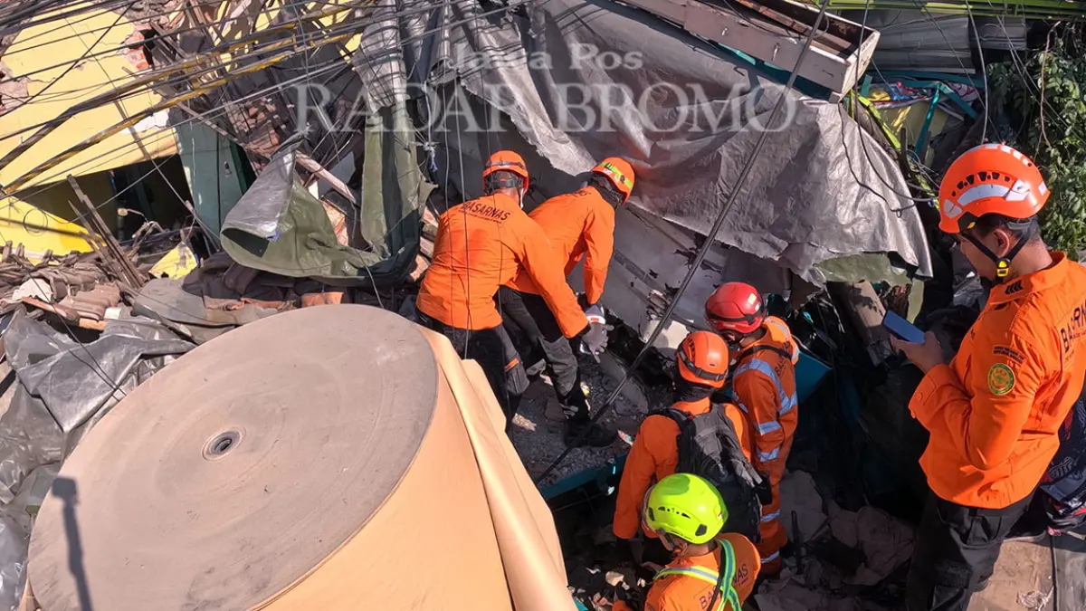 HATI-HATI: Tim Basarnas saat melakukan proses evakuasi korban kecelakaan karambol di Ngerong, Gempol, Kabupaten Pasuruan, (27/7). (Mokhamad Zubaidillah/ Radar Bromo)