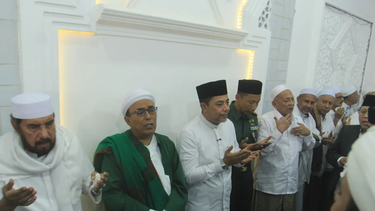 HAUL: Pengasuh Ponpes Islam Al Habib Muhammad Shodiq bin Husein Ahlussunnah Wal Jamaah Al Habib Abdul Qodir bin Muhammad Shodiq Al Hamid bersama Bupati Probolinggo dr. Mohammad Haris dan para habaib.