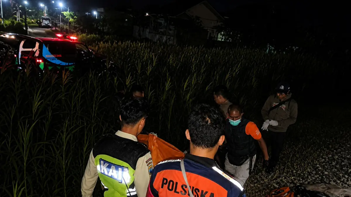 IDENTITAS BELUM DIKETAHUI: Petugas saat mengevakuasi jenazah pria tanpa identitas usai tertabrak KA Ijen Ekspres. 