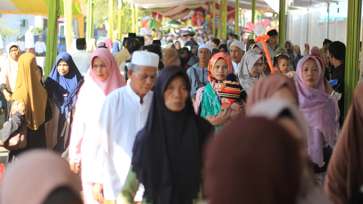 JEMAAH: Sejak pagi jalan Desa Brani Kulon, Kecamatan Maron, dipenuhi jemaah yang hendak mengikuti haul.