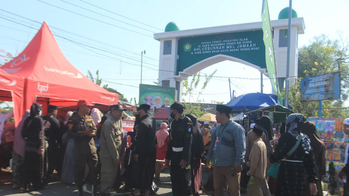 KEAMANAN: Sejumlah petugas keamanan disebar di sejumlah pintu masuk untuk menyambut para jemaah.