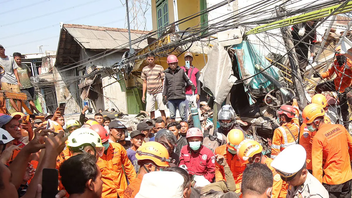 KERJA KERAS: Tim BASARNAS saat mengevakuasi sopir truk trailer yang jadi pemicu tabrakan karambol di Ngerong, Gempol. (Mokhamad Zubaidillah/ Radar Bromo)
