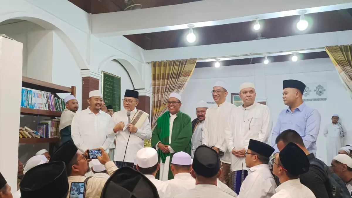 KUNJUNGAN: Menteri Koordinator Bidang Pangan Zulkifli Hasan di Pesantren Ahlussunnah Wal Jamaah, Desa Brani Kulon, Kecamatan Maron, Kabupaten Probolinggo, Sabtu (25/7) malam.&nbsp;(AGUS FAIZ MUSLEH/JAWA POS RADAR BROMO)