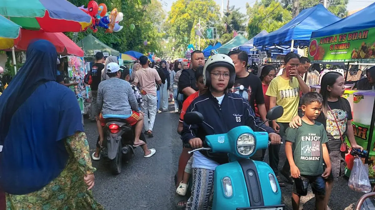 MELANGGAR: Sejumlah pemotor menerobos masuk ke jalur CFD di Jalan Suroyo, Kota Probolinggo, Minggu (26/7). (ARIF MASHUDI/JAWA POS RADAR BROMO)