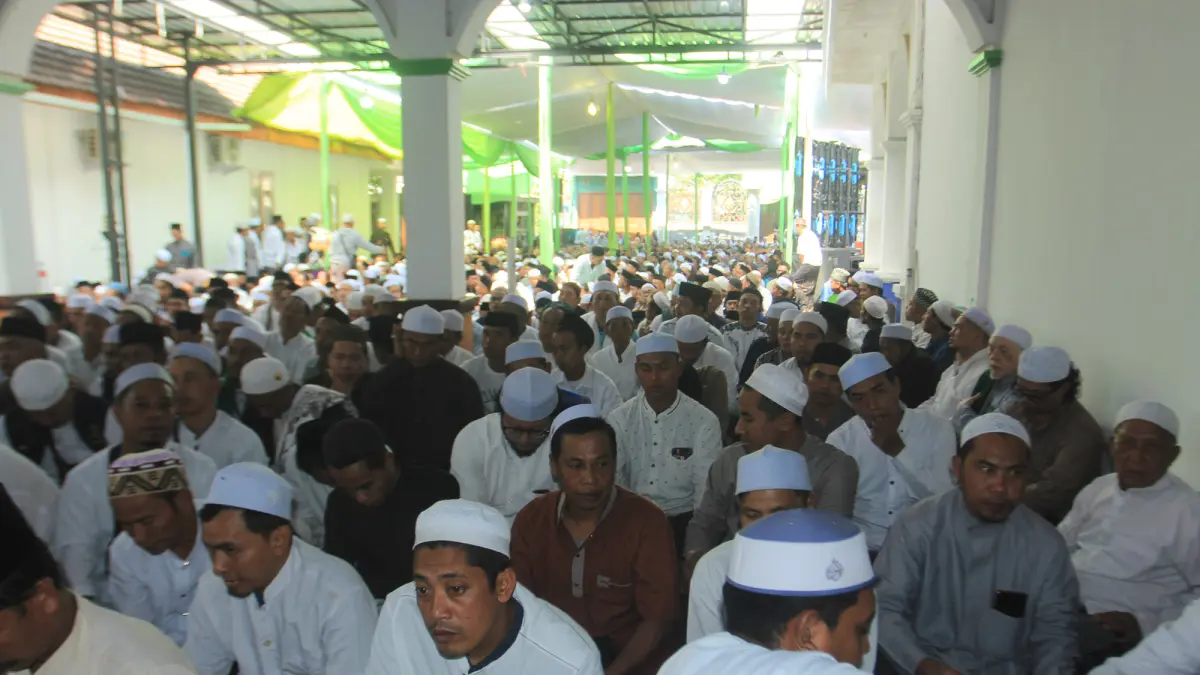 MEMBELUDAK: Ribuan jemaah dari berbagai daerah tumpah ruah mengikuti haul di Masjid Al Mubarok Habib Husein.