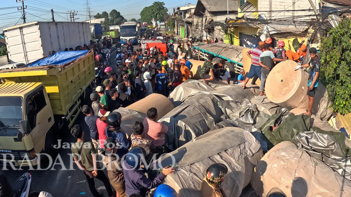 PICU TABRAKAN KARAMBOL: Kondisi truk trailer muat kertas yang hilang kendali hingga memicu tabrakan karambol di Ngerong, Gempol, Kabupaten Pasuruan. (Mokhamad Zubaidillah/ Radar Bromo)