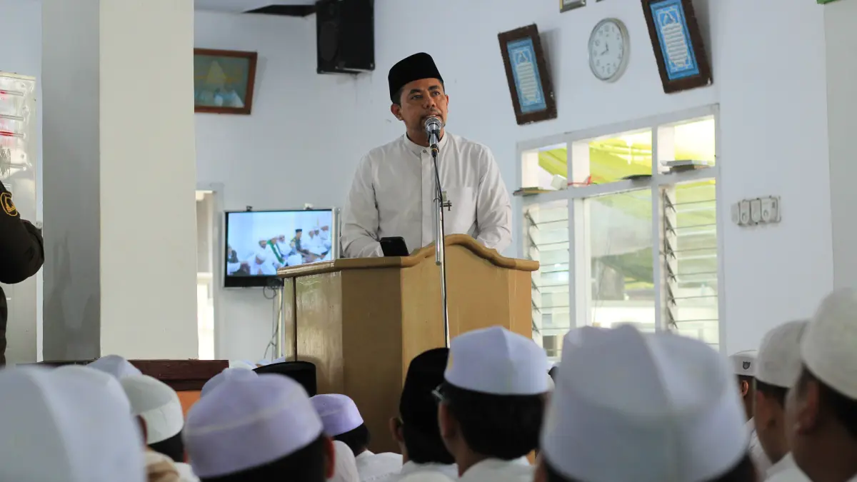 SAMBUTAN: Bupati Probolinggo dr. Mohammad Haris memberikan sambutan dan memotivasi para jemaah.