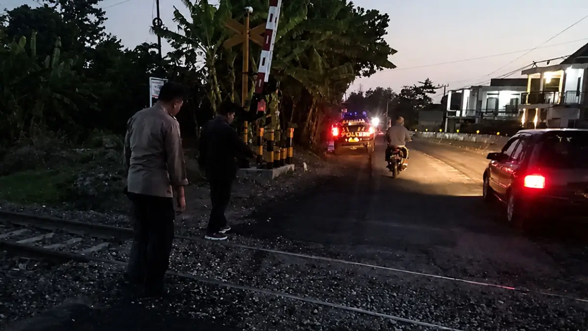 TKP: Korban menunjukkan lokasi ia dibegal di Malasan Wetan, Tegalsiwalan, Kabupaten Probolinggo, Senin dinihari (27/7). (Istimewa)