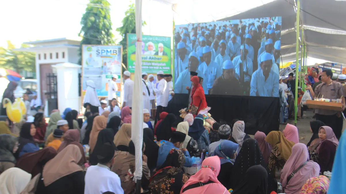 VIDEOTRON: Jemaah yang tidak kebagian tempat, panitia menyiapkan sejumlah videotron.