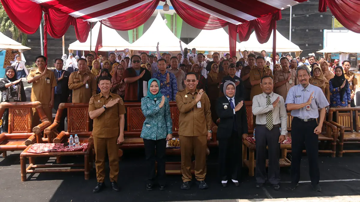 BERSOLEK: Wali Kota Probolinggo dr Aminuddin (tengah, depan), wawali Ina Dwi Lestari, ketua TP PKK Evariani Aminuddin, Sekda Budi Wirawan (depan kiri), Ketua Dispopar M Abas (dua dari kanan) berpose bersolek usai seremoni pembukaan festival ekraf perdana di GOR A Yani, Selasa (28/7).