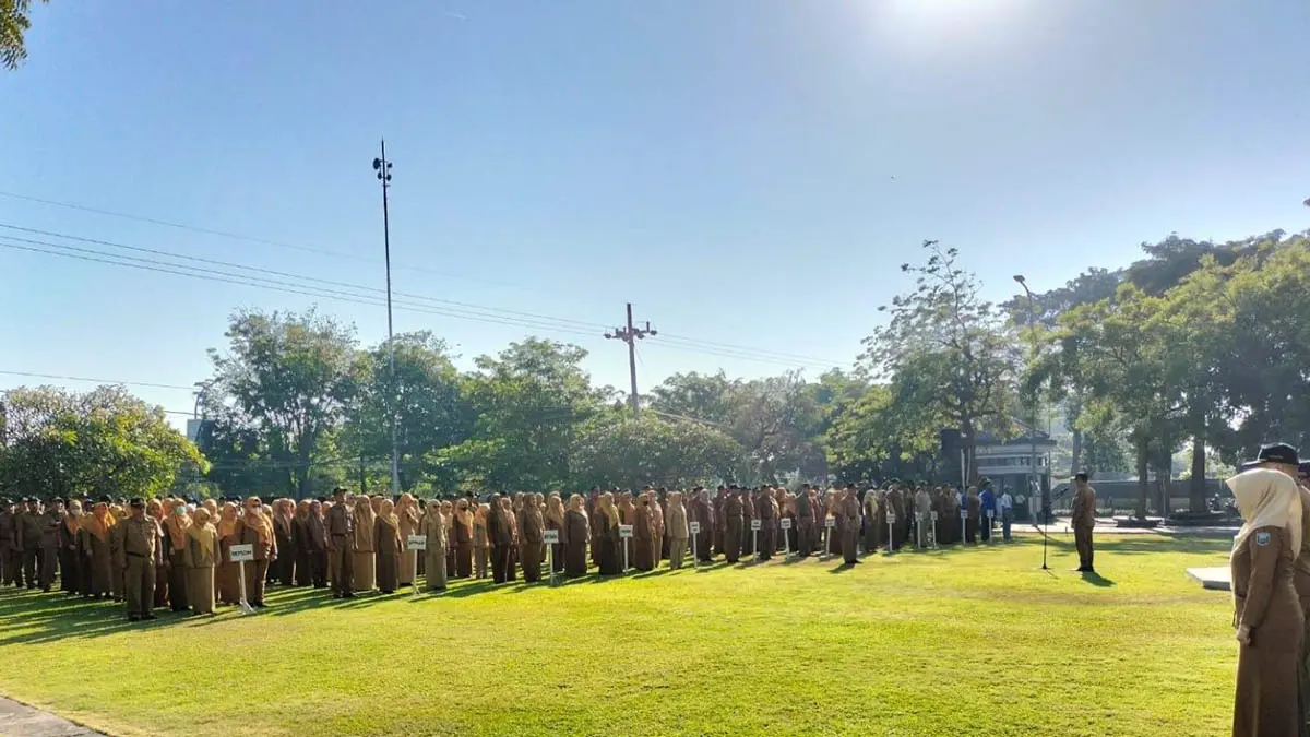 ABDI NEGARA: Pegawai di lingkungan Pemkab Probolinggo mengikuti apel pagi bersama di kantor bupati. (Foto: Agus Faiz Musleh/Jawa Pos Radar Bromo)