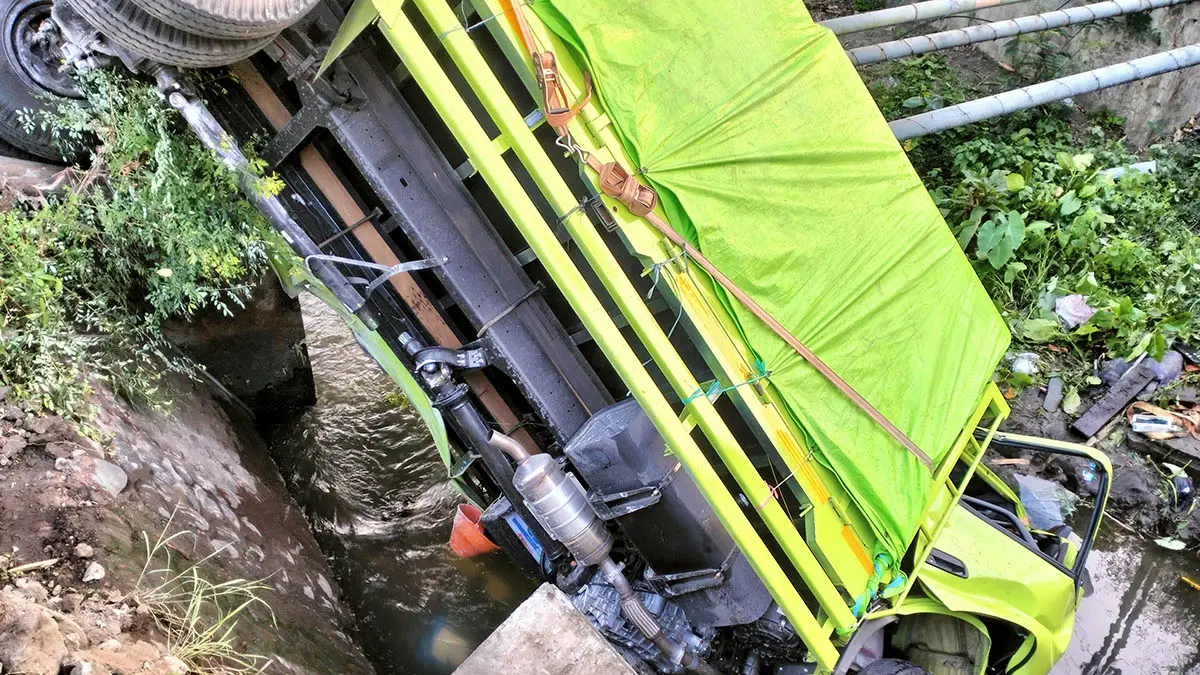 APES: Sopir microsleep truk fuso hilang kendali kemudian nyemplung sungai tepi jalan pantura Desa Randupitu, Kecamatan Gending. (Foto : Achmad Arianto/Jawa Pos Radar Bromo)