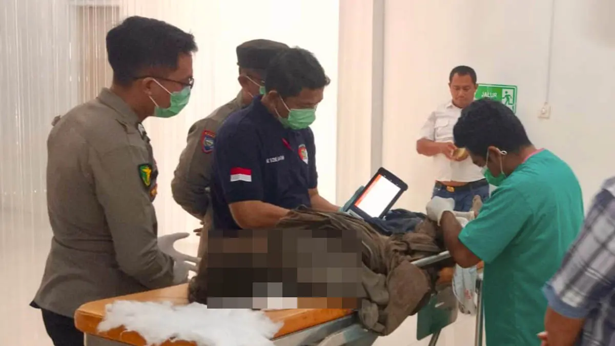 BAKAL DIMAKAMKAN: Petugas melakukan identifikasi jenazah tak dikenal di RSUD Waluyo Jati. (Foto: dok Jawa Pos Radar Bromo)