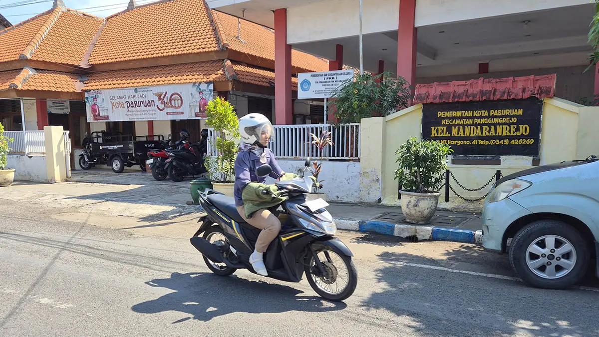 BAKAL DIREHAB: Pengendara melintas di depan kantor Kelurahan Mandaranrejo di pagi hari. Kantor ini perlu perbaikan karena kondisinya tak layak. (Foto: Fahrizal Firmani/Jawa Pos Radar Bromo)