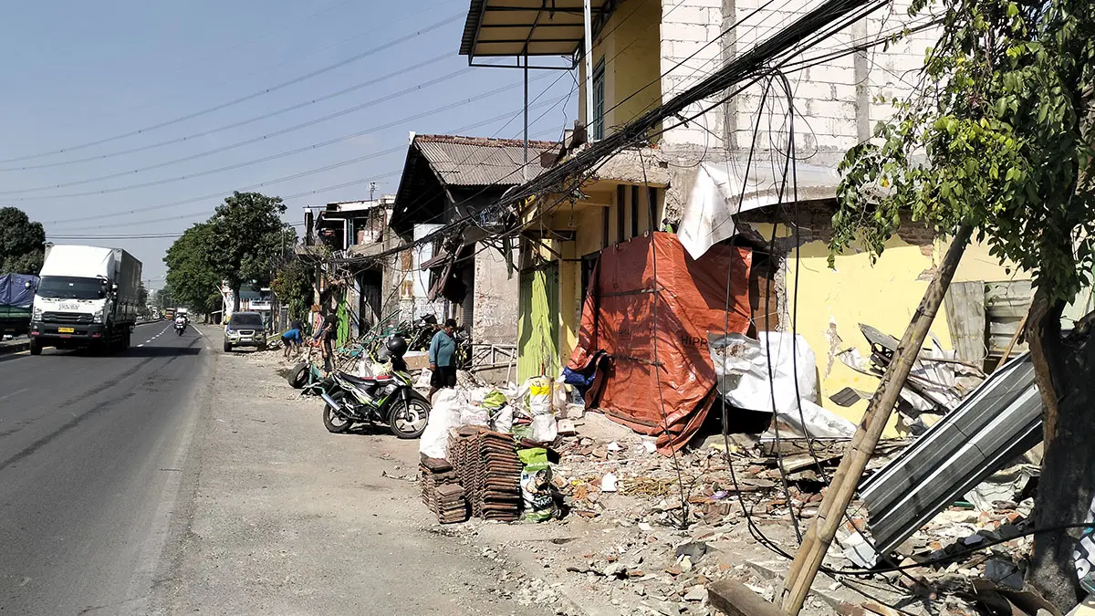 Deretan bangunan yang alami kerusakan usai disasak truk saat tabrakan karambol, Senin (27/7). (Rizal Syatori/ Radar Bromo)