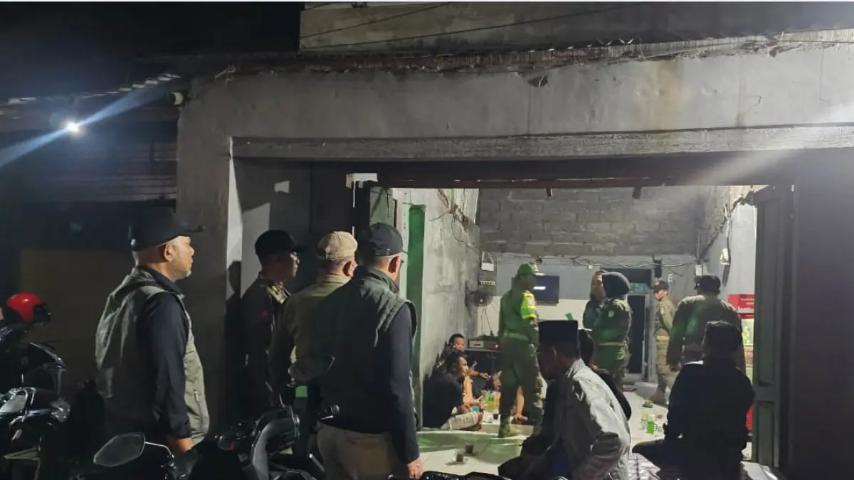 DIRAZIA: Sejumlah anggota Satpol PP Kota Probolinggo merazia tempat hiburan malam, Senin (20/7) malam.&nbsp;&nbsp;(DOK. JAWA POS RADAR BROMO)