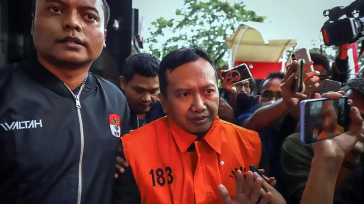 DITAHAN: Tersangka kasus dugaan korupsi dana hibah kelompok masyarakat Pemerintah Provinsi Jawa Timur Moch Mahrus (tengah) mengenakan rompi tahanan usai menjalani pemeriksaan di Gedung Merah Putih KPK, Jakarta, Selasa (28/7/2026). ANTARA FOTO/Reno Esnir