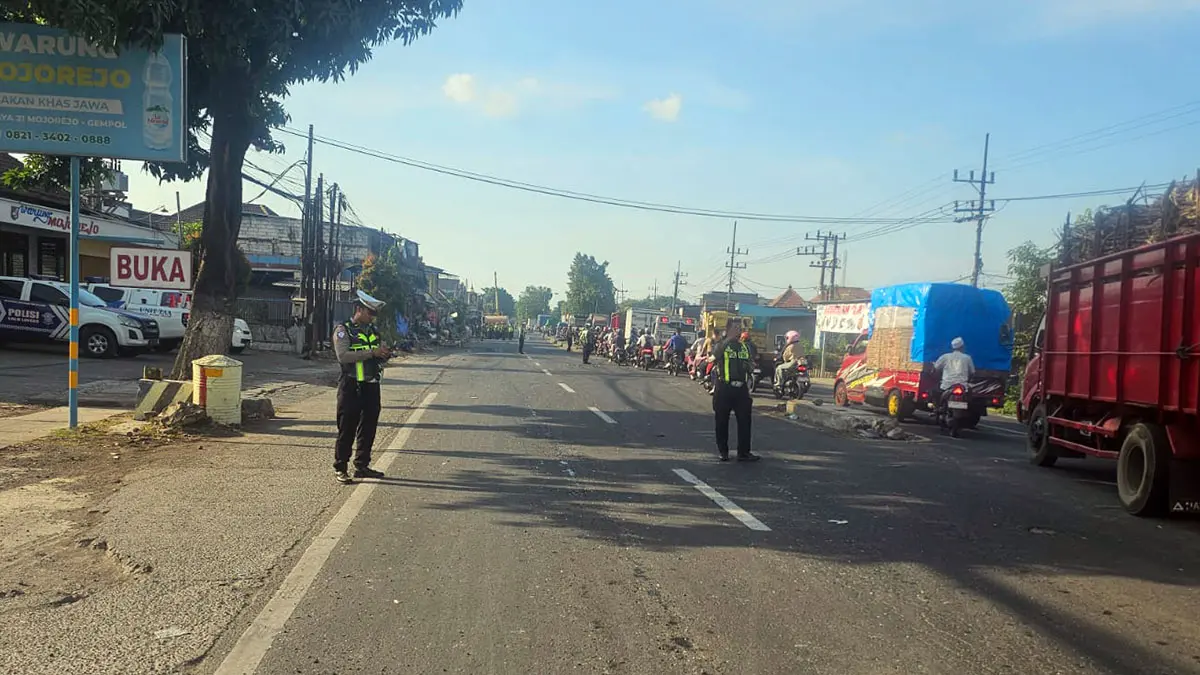 Ditlantas Polda Jatim saat menggelar TAA di lokasi kecelakaan karambol yang merenggut 4 korban jiwa di jalur Malang-Surabaya, Desa Ngerong, Kecamatan Gempol, Kabupaten Pasuruan. 