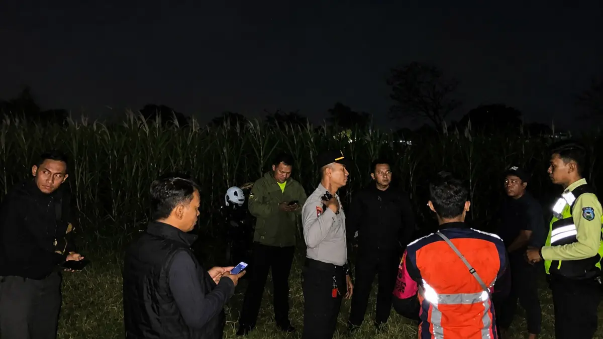 EVAKUASI: Anggota Pengamanan PT KAI Daop 9 Jember beserta anggota Polsek Subsektor Kanigaran, Polres Probolinggo Kota, melakukan evakuasi korban, Senin (27/7). (PT KAI DAOP 9 JEMBER FOR JAWA POS RADAR BROMO)