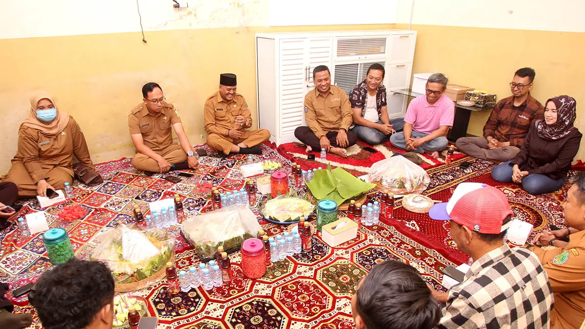 GAYENG: Suasana perayaan HUT Radar Bromo di kantor Biro Pasuruan, kemarin (28/7). (Foto: Zubaidillah/Jawa Pos Radar Bromo)