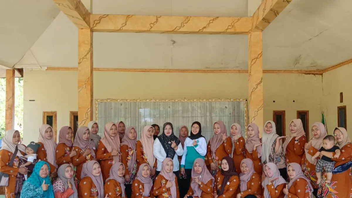 KAWAL POSYANDU: Ketua TP PKK Desa Boto Nur Azizah (tengah baju putih) bersama Kader Posyandu Desa Boto.&nbsp;